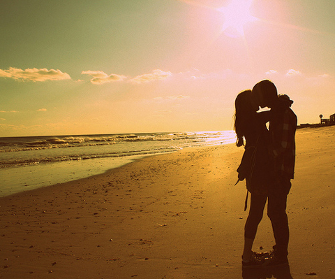 couple-kiss-love-sea-Favim.com-489743